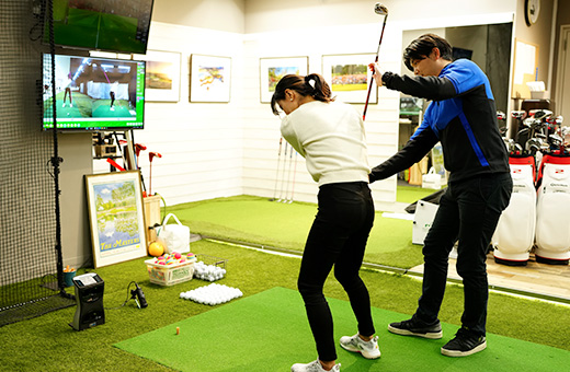 最新の解析機材でスイングを客観的に映し出す